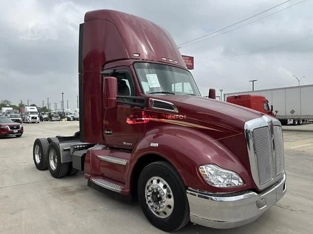 2020 KENWORTH T680 Day Cab Trucks