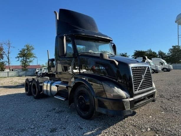 2014 VOLVO VNL64T300 Day Cab Trucks