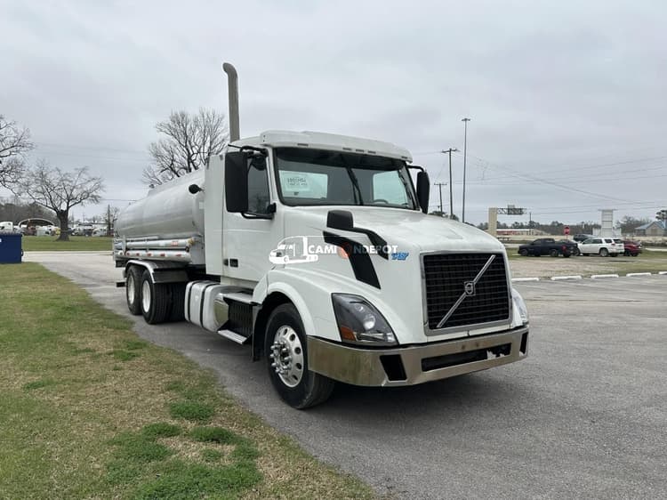 2014 VOLVO VNL62T400 Fuel Trucks Lube Trucks