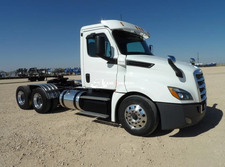 2019 FREIGHTLINER CASCADIA 126 Day Cab Trucks