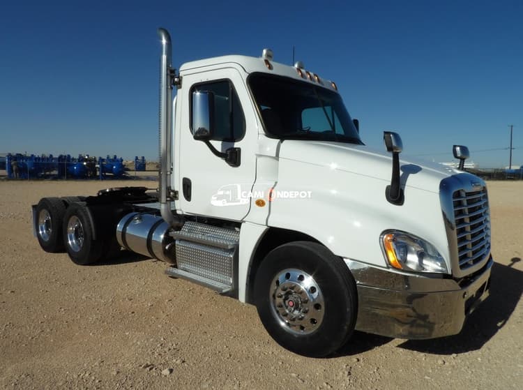 2015 FREIGHTLINER CASCADIA 125 Day Cab Trucks