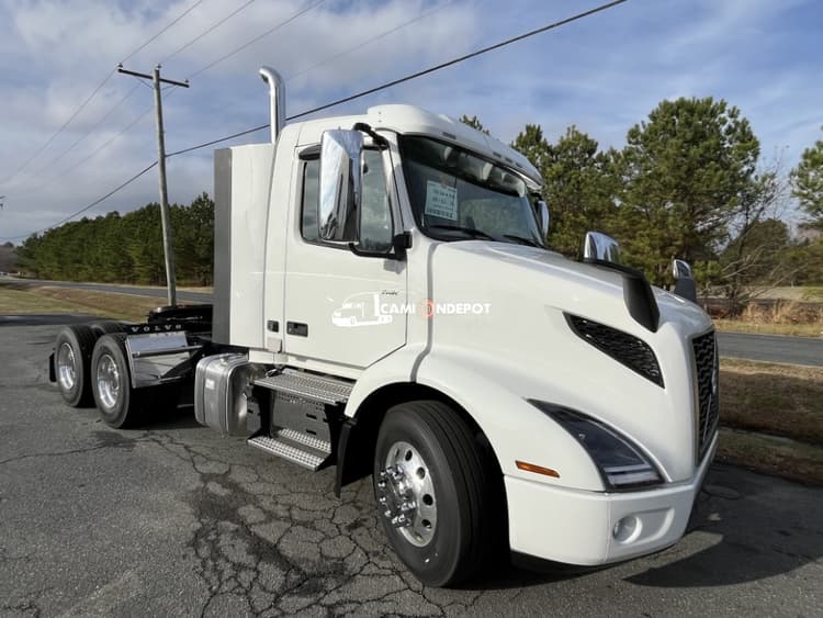 2025 VOLVO  VNR64T300 Day Cab Trucks