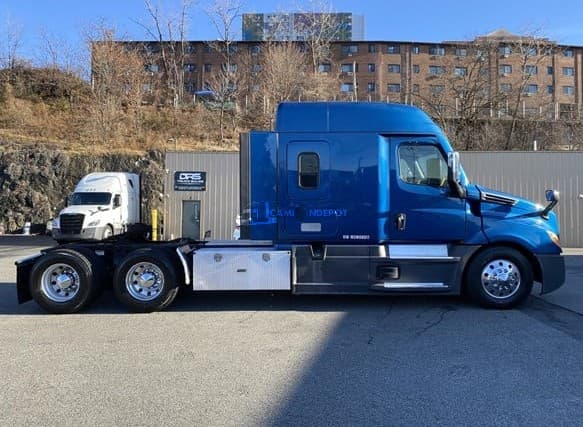 2021 FREIGHTLINER CASCADIA 126 Sleeper Trucks