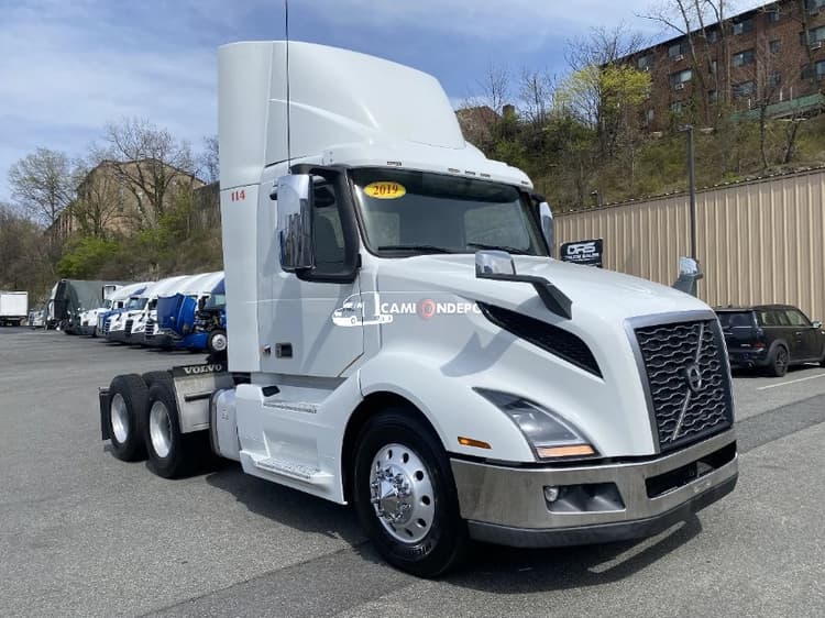 2019 VOLVO VNL64T300 Day Cab Trucks