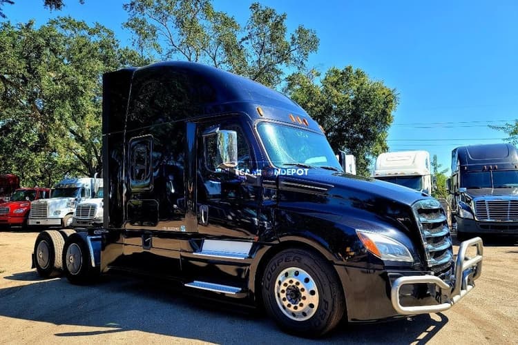 2018 FREIGHTLINER Cascadia 126  Sleeper Trucks