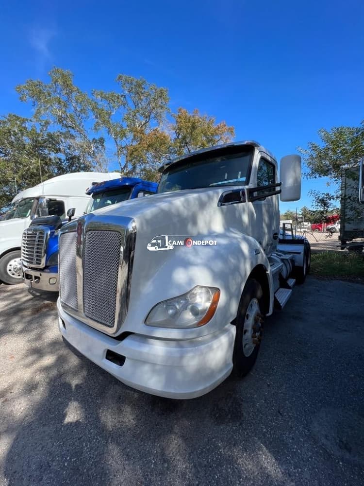2015 KENWORTH T680 Day Cab Trucks