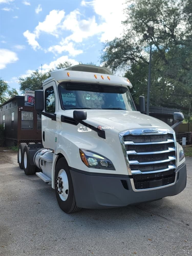 2018 FREIGHTLINER Cascadia 126 Day Cab Trucks