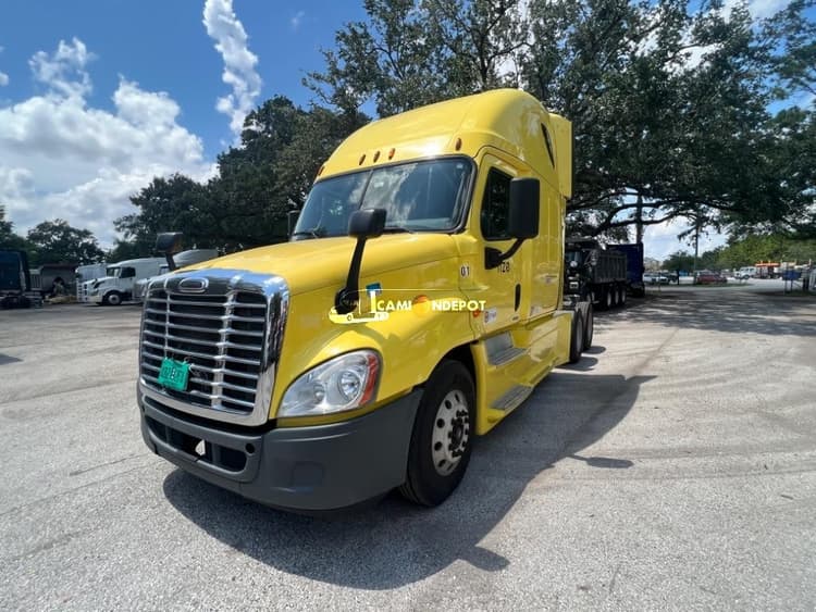 2015 FREIGHTLINER Cascadia Sleeper Trucks