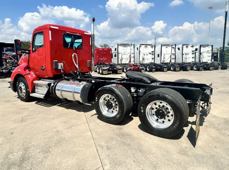 2016 KENWORTH T680 Day Cab Trucks