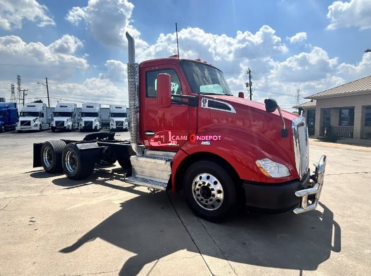 2016 KENWORTH T680 Day Cab Trucks