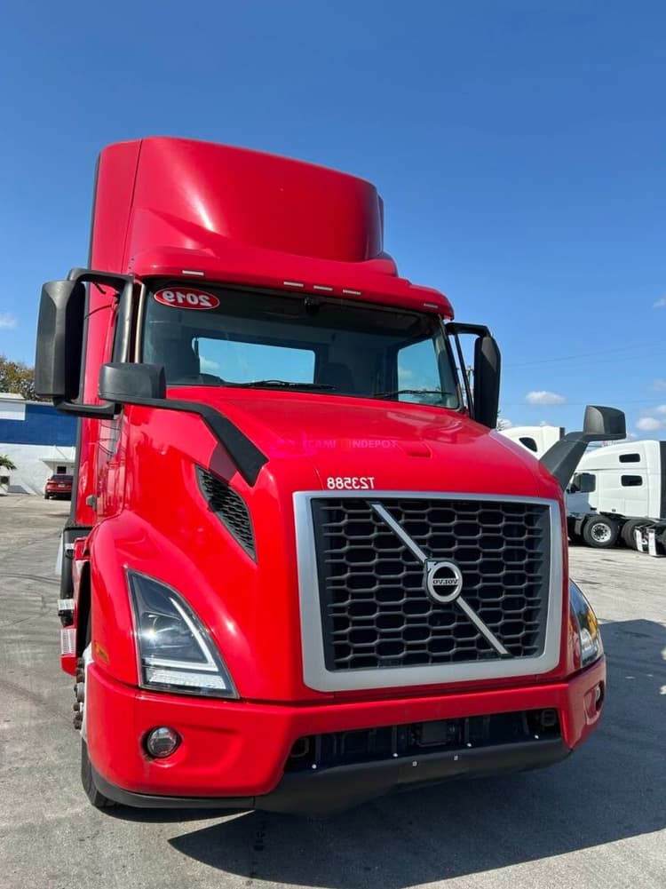 2019 VOLVO  DAY CAB Day Cab Trucks