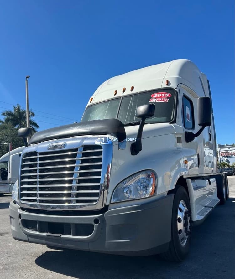 2015 FREIGHTLINER CASCADIA Sleeper Trucks