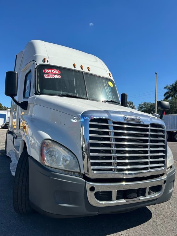 2016 FREIGHTLINER CASCADIA  Sleeper Trucks