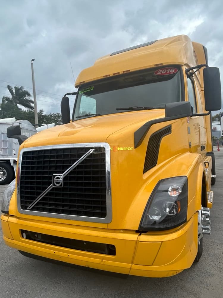 2016 VOLVO 670 Sleeper Trucks