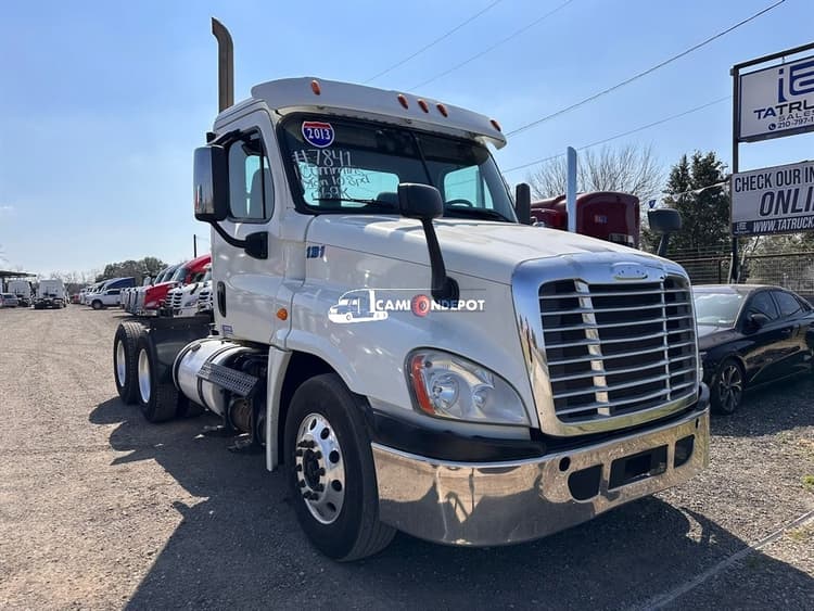 2013 FREIGHTLINER Cascadia Day Cab Trucks