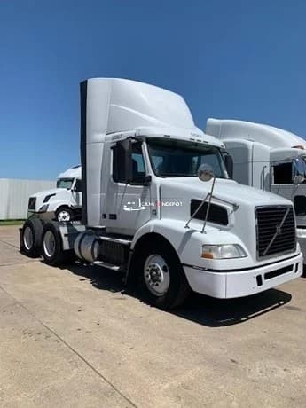 2015 VOLVO VNM64T200 Day Cab Trucks