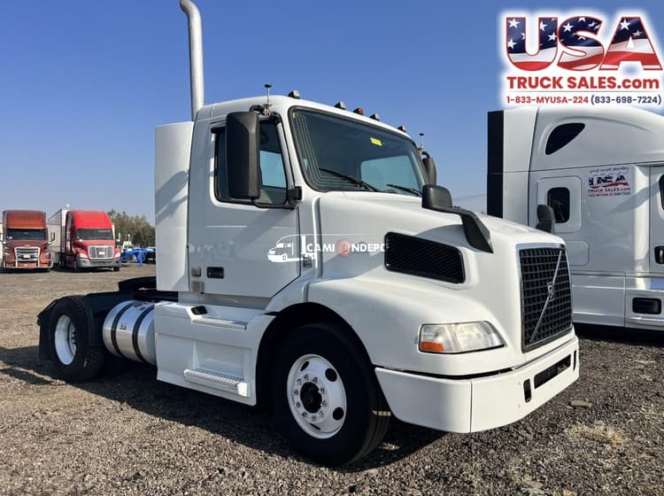 2015 VOLVO VNM42T200 Day Cab Trucks