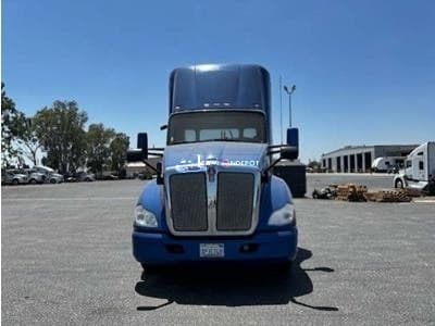2017 KENWORTH T680 Day Cab Trucks