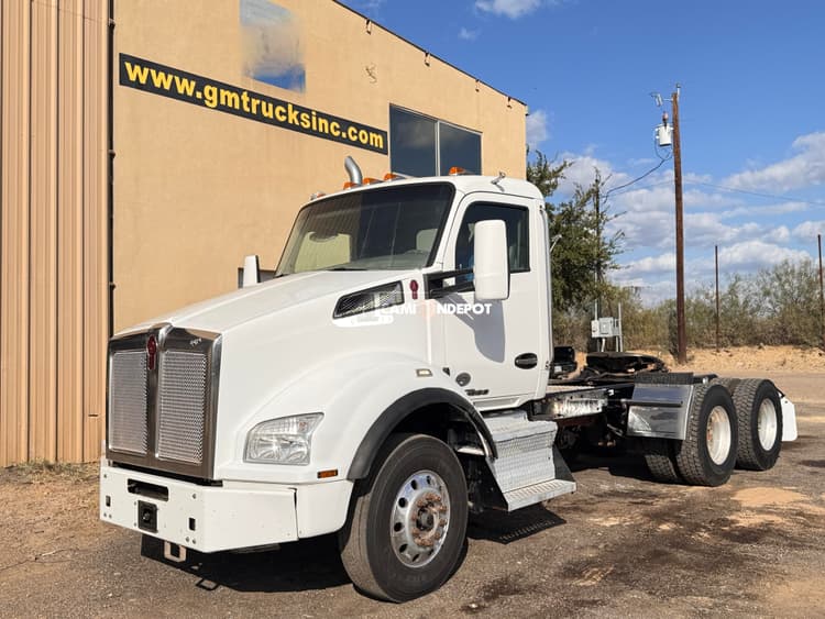 2016 KENWORTH T880 Day Cab Trucks