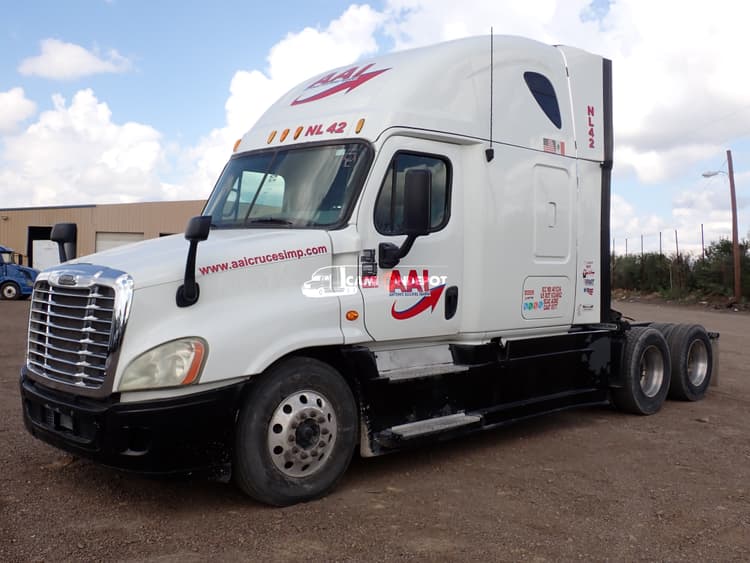 2013 FREIGHTLINER CASCADIA 125 Sleeper Trucks