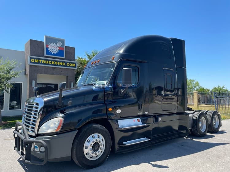 2018 FREIGHTLINER CASCADIA 125 Sleeper Trucks