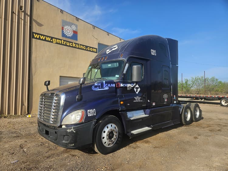 2014 FREIGHTLINER CASCADIA Sleeper Trucks