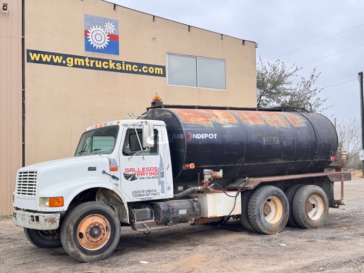 1996 INTERNATIONAL 4900 Tank Trucks