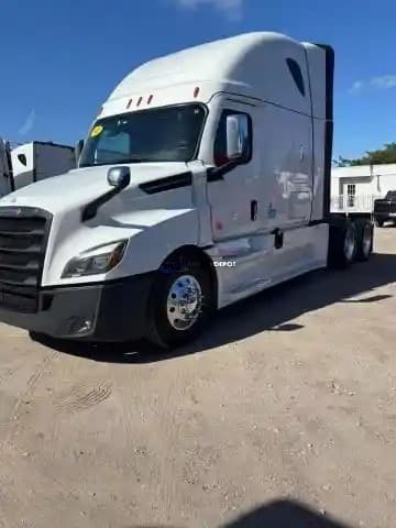 2023 FREIGHTLINER Cascadia Sleeper Trucks