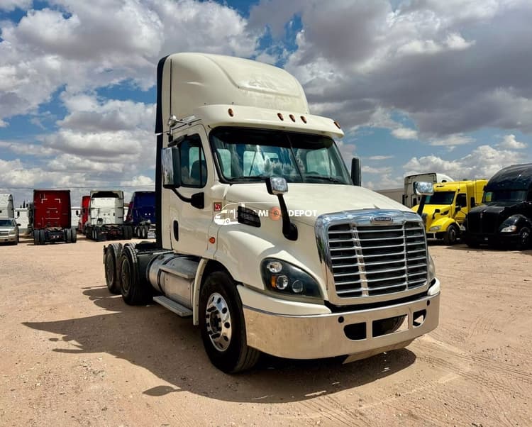 2018 FREIGHTLINER CASCADIA Day Cab Trucks