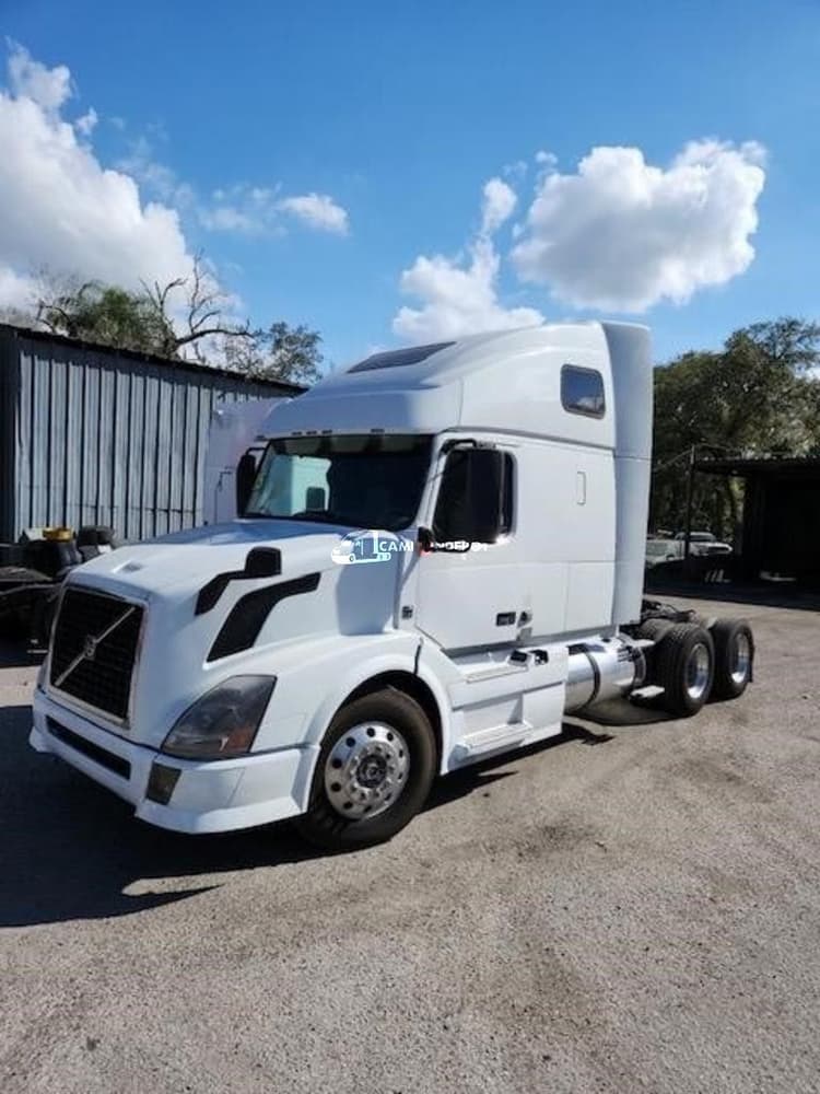 2015 VOLVO vn Sleeper Trucks