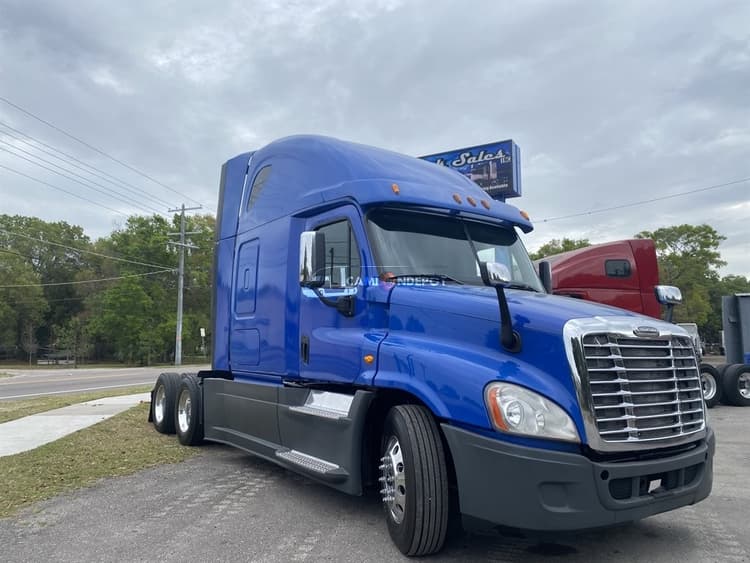 2015 FREIGHTLINER Cascadia 125 Sleeper Trucks