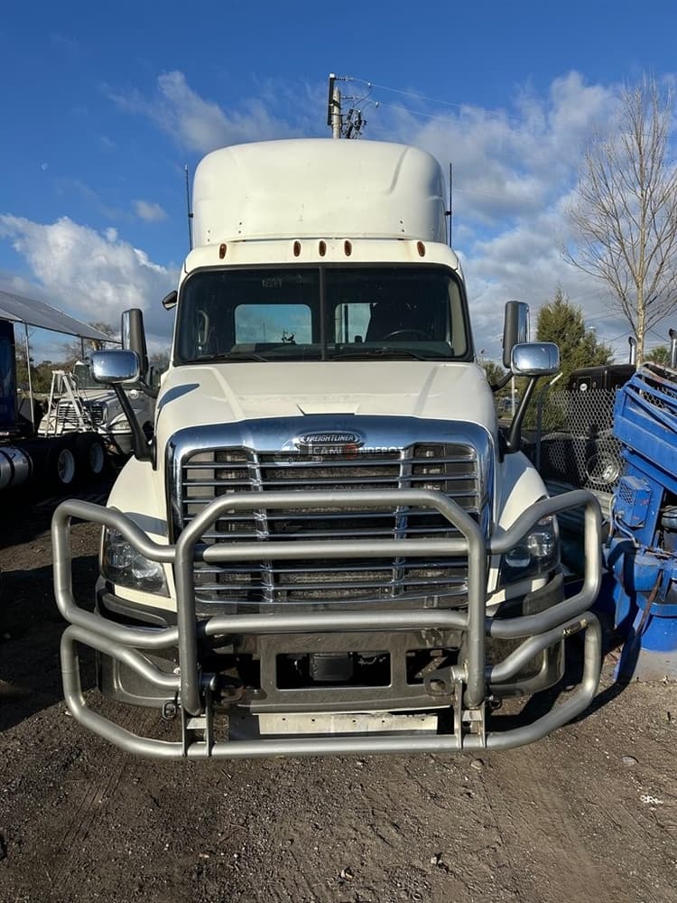 2011 FREIGHTLINER Cascadia Day Cab Trucks