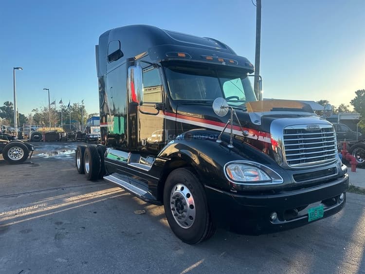 2015 FREIGHTLINER culumbia Sleeper Trucks