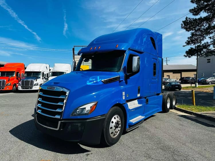 2019 FREIGHTLINER Cascadia 126 Sleeper Trucks