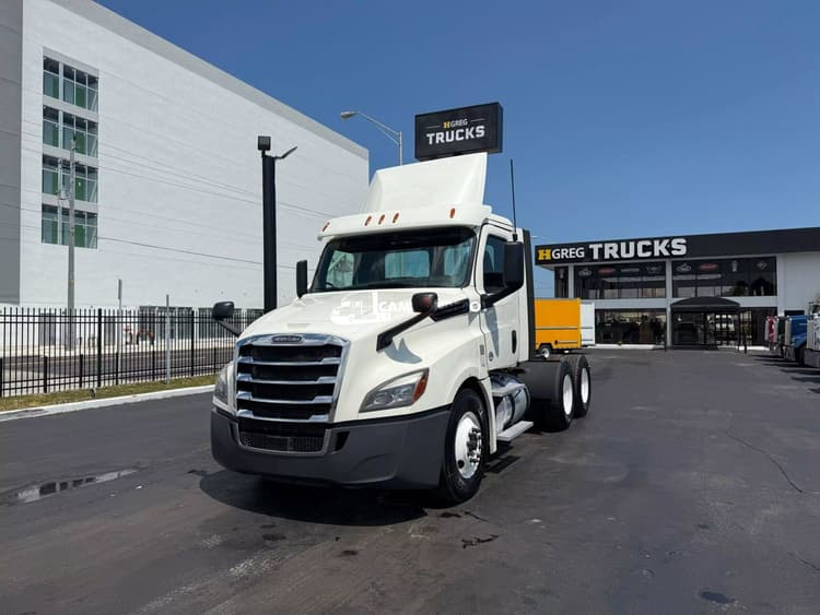 2018 FREIGHTLINER CASCADIA 126 Day Cab Trucks