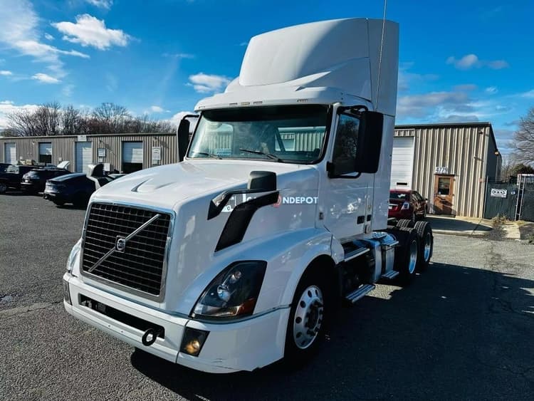 2016 VOLVO VNL 300 Day Cab Trucks