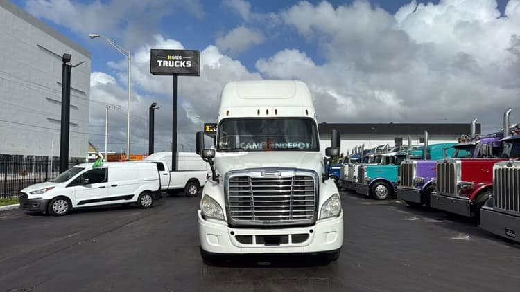 2015 FREIGHTLINER CASCADIA 125 Sleeper Trucks