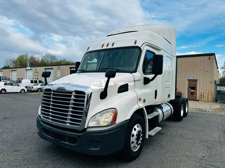 2018 FREIGHTLINER Cascadia CA113SLP Sleeper Trucks