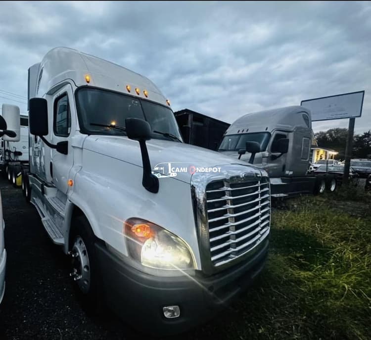 2016 FREIGHTLINER Cascadia CA125SLP Sleeper Trucks