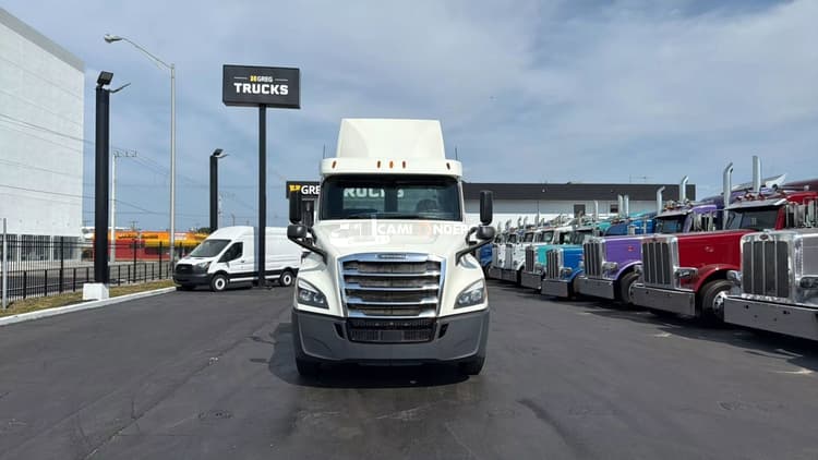 2018 FREIGHTLINER  CASCADIA 126 Day Cab Trucks