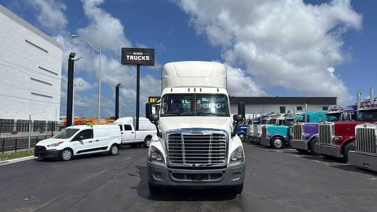 2019 FREIGHTLINER CASCADIA 125 Day Cab Trucks