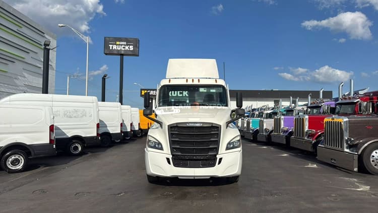 2021 FREIGHTLINER CASCADIA 126 Day Cab Trucks