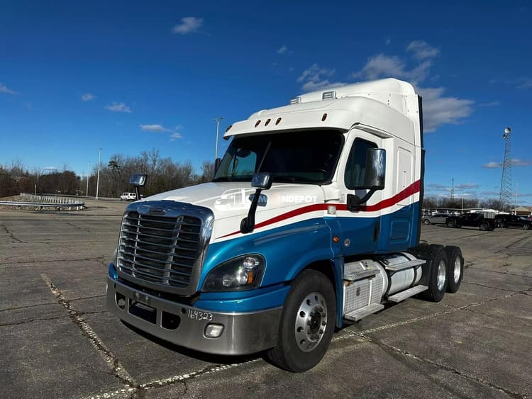 2017 FREIGHTLINER Cascadia CA125SLP Sleeper Sleeper Trucks