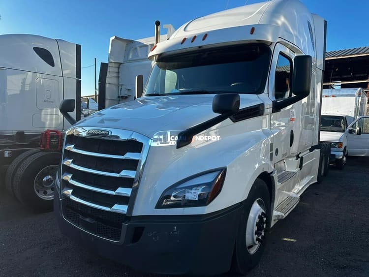 2018 FREIGHTLINER Cascadia New Cascadia 126 Sleeper Trucks