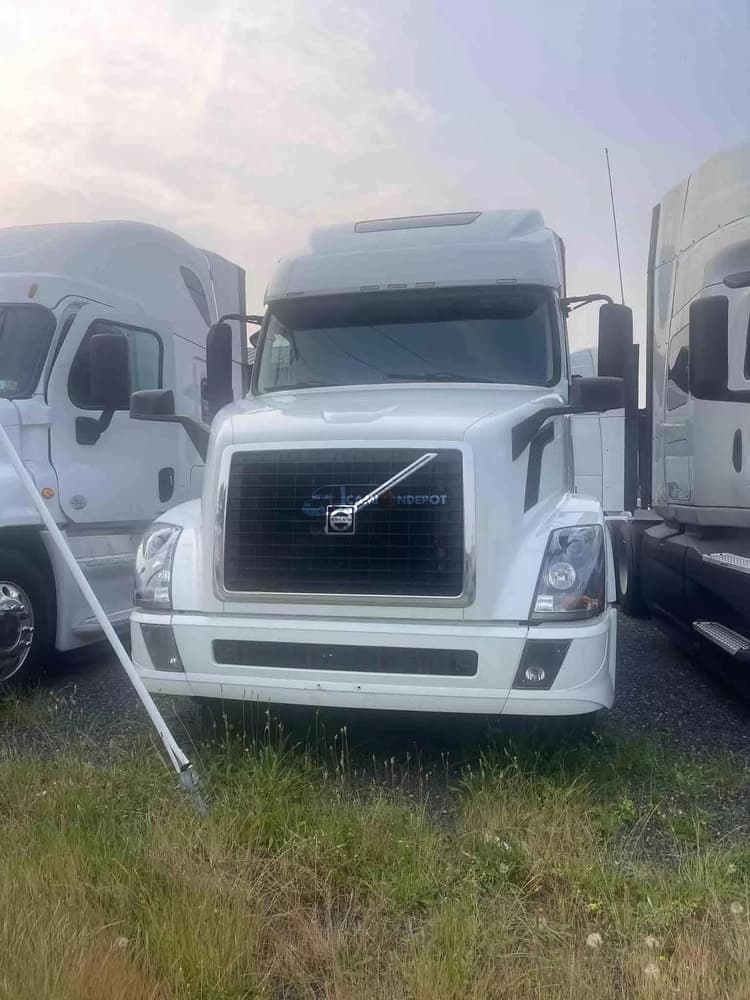2017 VOLVO VNL VNL 670 Sleeper Trucks