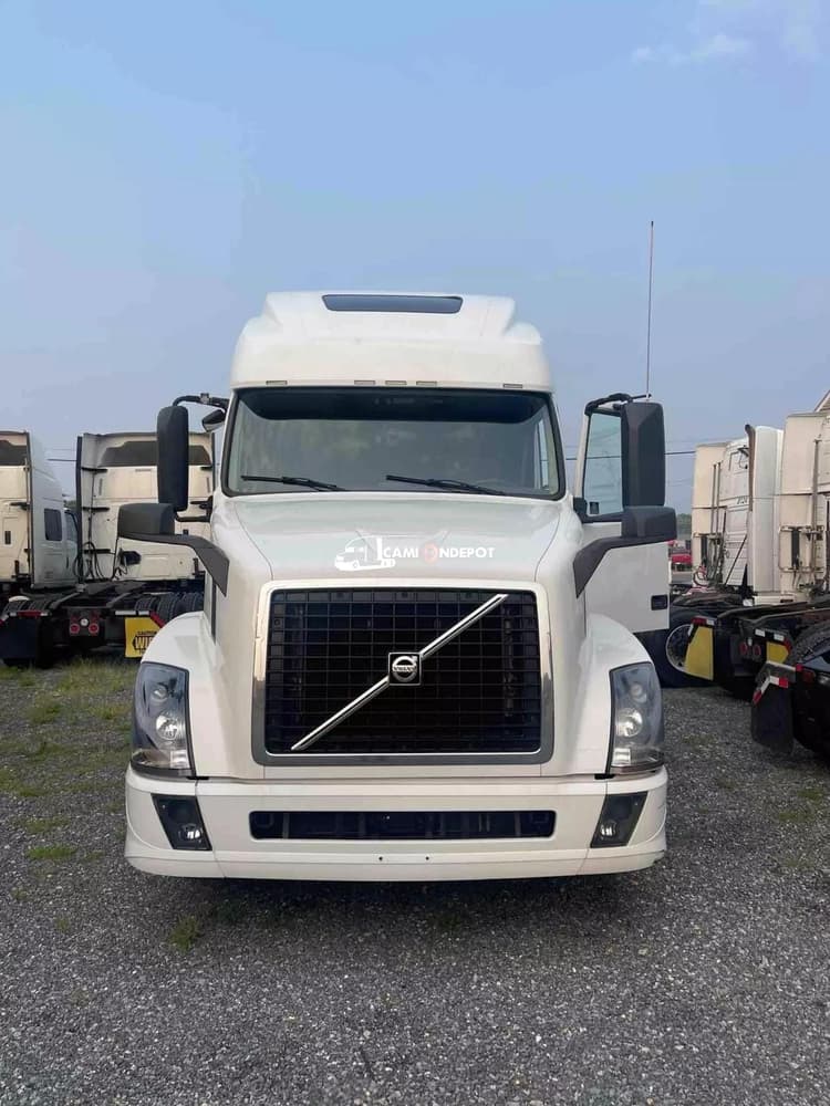 2017 VOLVO VNL VNL 670 Sleeper Trucks