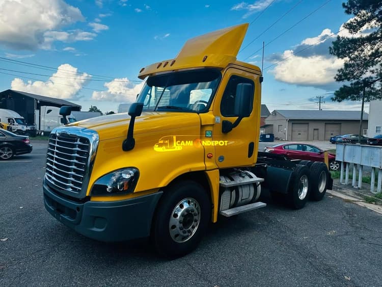 2016 FREIGHTLINER Cascadia CA125DC Day Cab Trucks