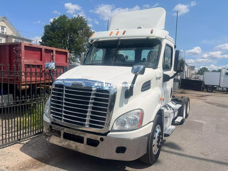 2013 FREIGHTLINER Cascadia CA113DC  Day Cab Trucks