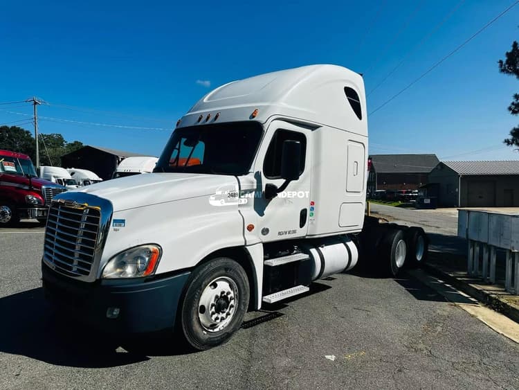 2015 FREIGHTLINER Cascadia CA125SLP Sleeper Trucks