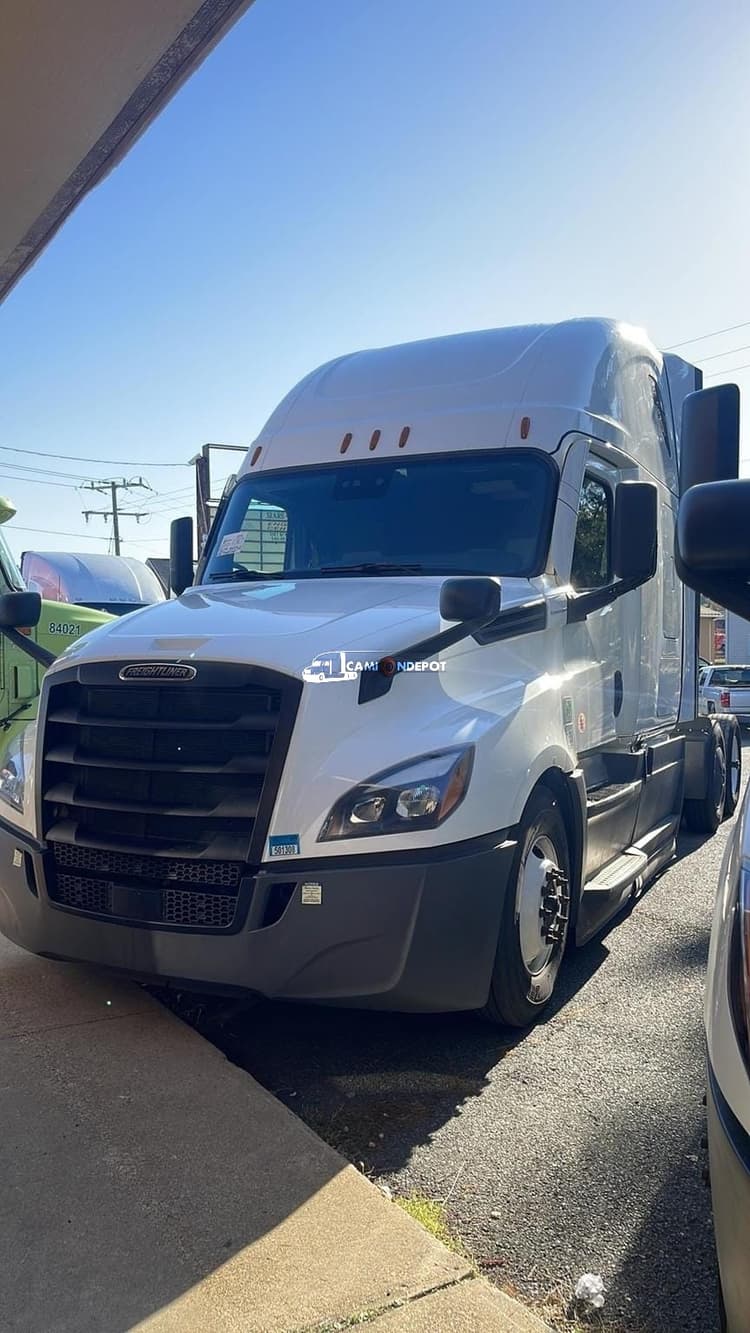 2021 FREIGHTLINER  Cascadia 126 Sleeper Trucks